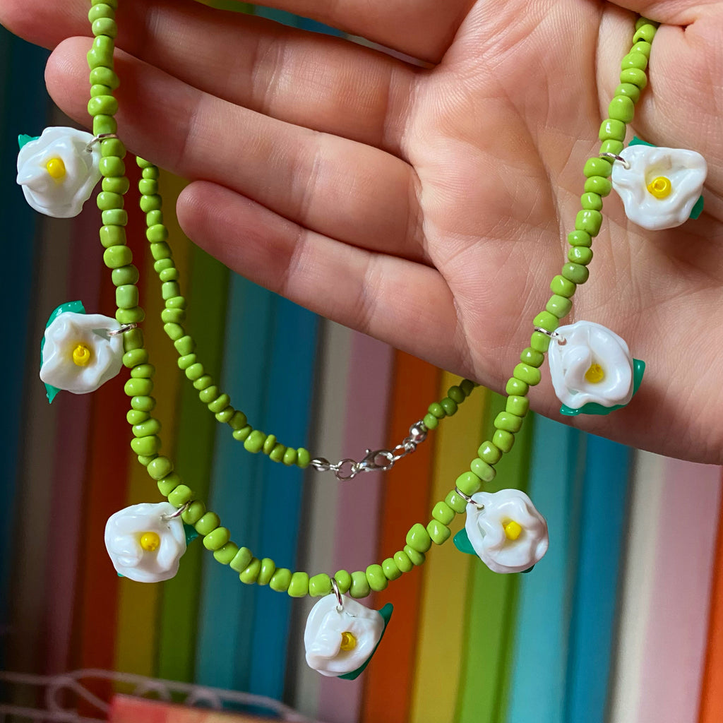 Daisy chain necklace