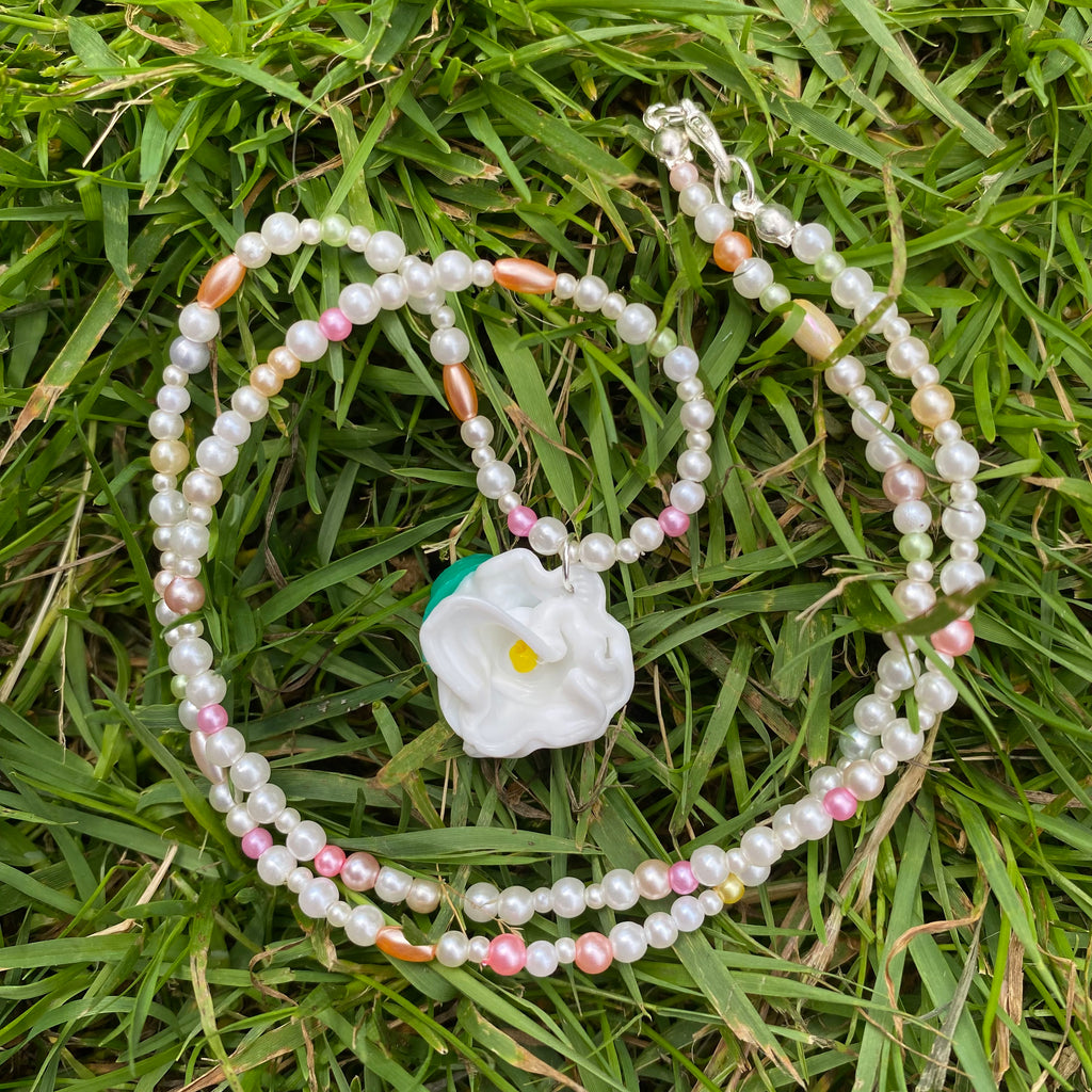 Bead necklace with flower charm